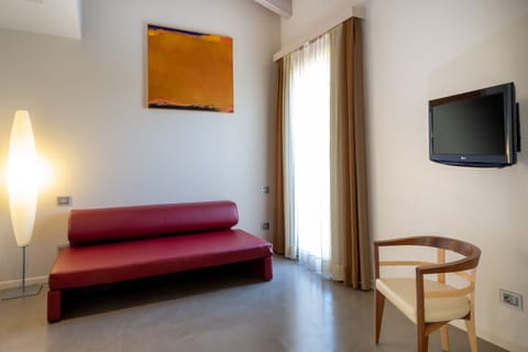 Minibar, in-room safe, desk, laptop workspace