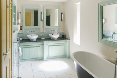 Tower Suite | Bathroom | Free toiletries, hair dryer, bathrobes, towels