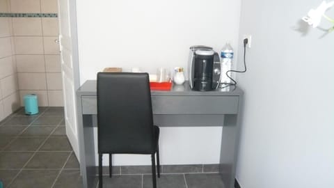 Fridge, espresso maker, coffee/tea maker, electric kettle