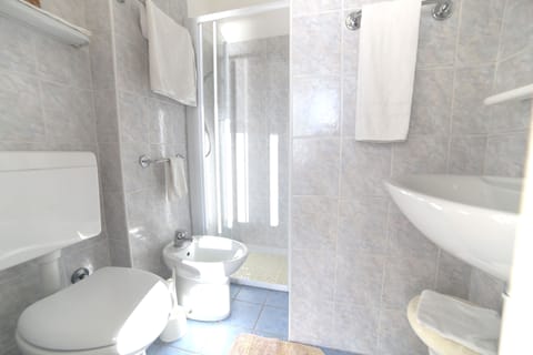 Standard Single Room, 1 Twin Bed | Bathroom | Free toiletries, hair dryer, bidet, towels