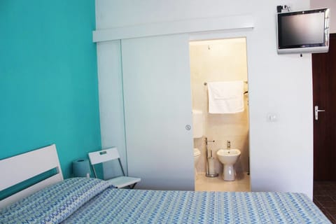 Double Room, Private Bathroom | Free cribs/infant beds, rollaway beds, free WiFi, bed sheets