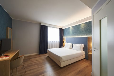 Deluxe Double Room | Hypo-allergenic bedding, down comforters, minibar, in-room safe