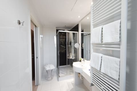 Family Triple Room | Bathroom | Shower, eco-friendly toiletries, hair dryer, bidet