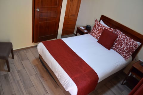 Habitacion Sencilla | Laptop workspace, blackout drapes, iron/ironing board, free WiFi