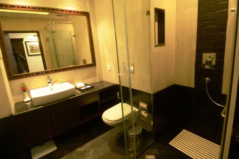 Executive Twin Room, 1 Twin Bed | Bathroom | Jetted tub, rainfall showerhead, free toiletries, hair dryer