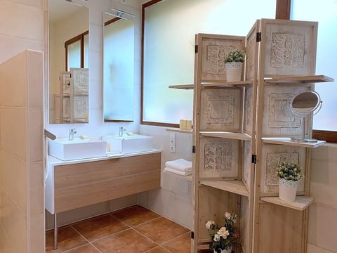 Deluxe Suite, 2 Double Beds, Air conditioning, Courtyard View | Bathroom | Hair dryer, towels