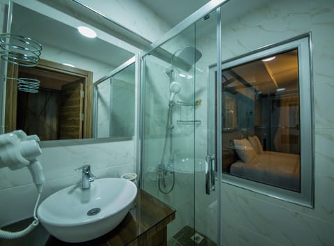 Deluxe Triple Room | Bathroom | Shower, free toiletries, hair dryer, slippers