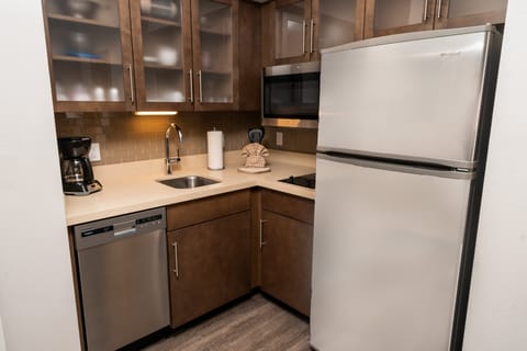 Full-size fridge, microwave, stovetop, dishwasher