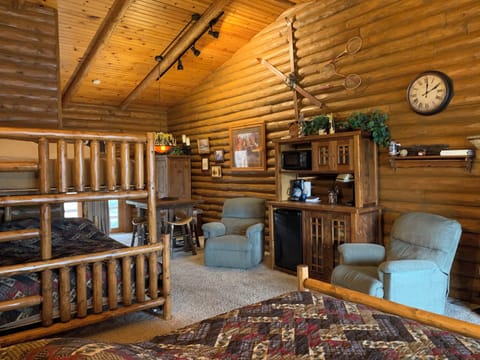 Riverview Premier lodge room (6 person) | 1 bedroom, individually decorated, individually furnished