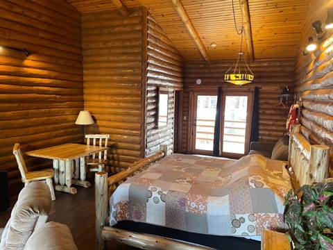 Riverview Deluxe Lodge room (4 person) | 1 bedroom, individually decorated, individually furnished