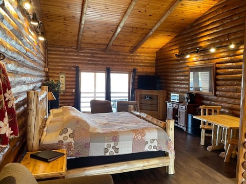 Riverview Deluxe Lodge room (4 person) | 1 bedroom, individually decorated, individually furnished