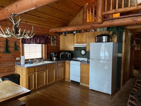 2 bedroom Log Cabin with Loft (8 person) | Private kitchen | Fridge, microwave, coffee/tea maker, cookware/dishes/utensils