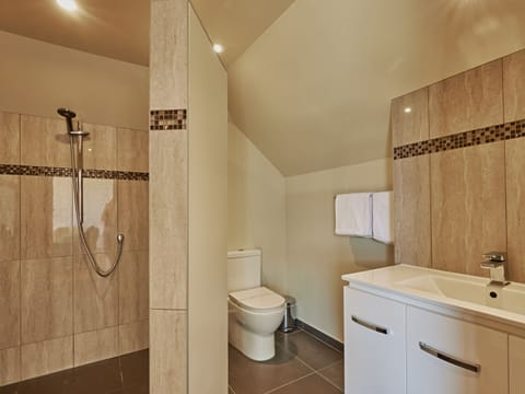 Lavender | Bathroom | Shower, free toiletries, hair dryer, towels