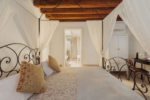 Romantic Double Room, 1 Queen Bed | Premium bedding, down comforters, pillowtop beds, in-room safe