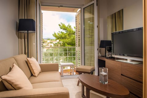 Junior Suite, Sea View | In-room safe, desk, blackout drapes, soundproofing