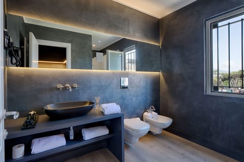 Junior Suite | Bathroom | Shower, hair dryer, bidet, towels