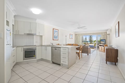 Standard Apartment, 3 Bedrooms | Private kitchen | Full-size fridge, microwave, oven, stovetop