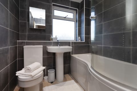 Family House, Multiple Beds | Bathroom | Combined shower/tub, deep soaking tub, free toiletries, hair dryer