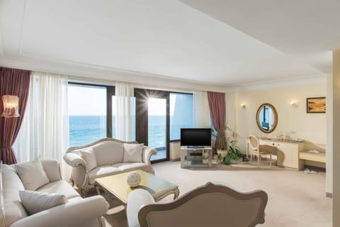 Suite, Balcony, Sea View | Minibar, free cribs/infant beds, free WiFi, bed sheets