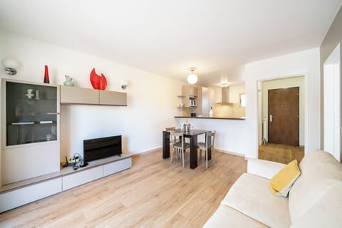 Apartment, 1 Bedroom, Terrace (6 Pers) | Living area | Flat-screen TV, table tennis, toys, books