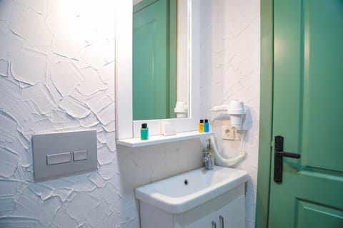 Superior Double Room, 1 Double Bed, City View | Bathroom | Shower, rainfall showerhead, free toiletries, hair dryer