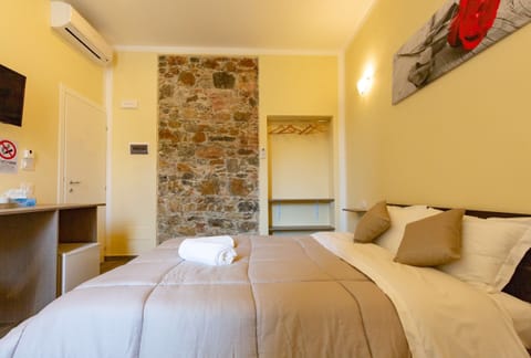 Double Room (n.1) | Individually decorated, individually furnished, desk, laptop workspace