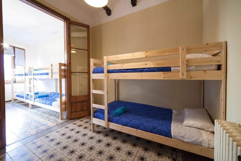 Shared Dormitory, Mixed Dorm, Shared Bathroom (6 camas) | Free WiFi, bed sheets