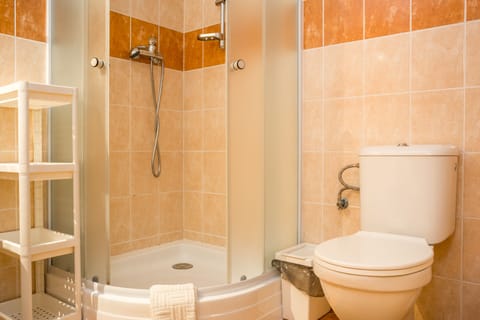 Deluxe Triple Room, Multiple Beds | Bathroom | Shower, free toiletries, towels