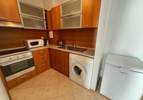 Traditional Apartment, City View | Private kitchenette | Fridge, microwave, stovetop, electric kettle