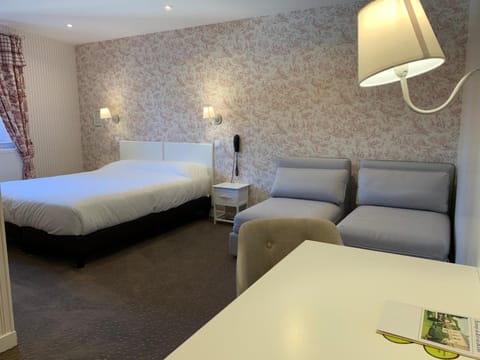 Desk, soundproofing, free WiFi, bed sheets