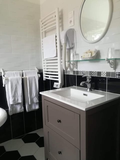 Deep soaking tub, towels