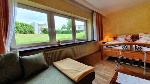 Classic Suite | Hypo-allergenic bedding, laptop workspace, free WiFi, bed sheets