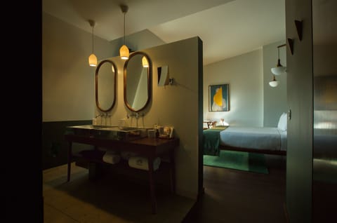 Suite | Bathroom | Shower, free toiletries, hair dryer, bathrobes