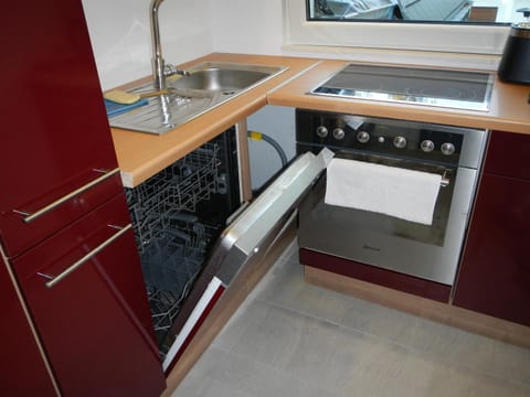 Full-size fridge, microwave, oven, stovetop