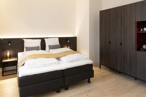 Classic Double or Twin Room | Free minibar items, in-room safe, desk, blackout drapes