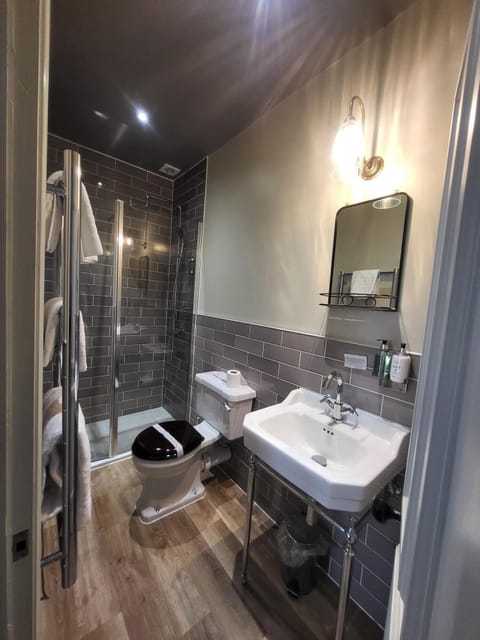 Double Room | Bathroom | Free toiletries, towels