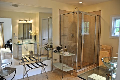 Gold Room | Bathroom | Hair dryer, bathrobes, towels