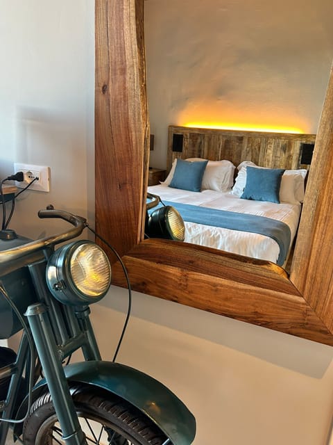 Junior Room, Lake View | Minibar, in-room safe, desk, laptop workspace