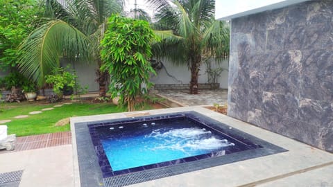 2 outdoor pools