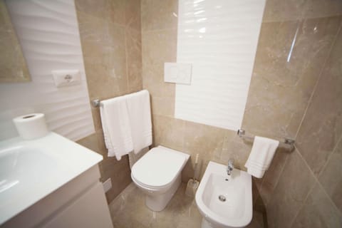 Standard Double Room (Green) | Bathroom | Shower, free toiletries, hair dryer, bidet