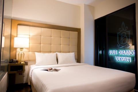 Deluxe Double Room | Hypo-allergenic bedding, minibar, in-room safe, individually decorated