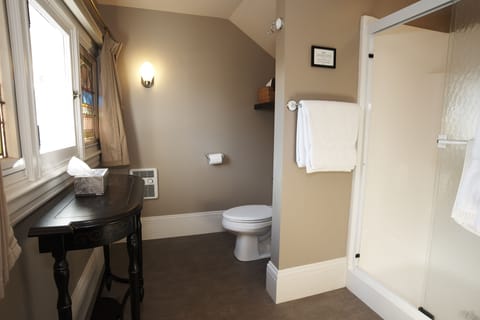 Deluxe Room, 1 Queen Bed, Non Smoking, Garden View | Bathroom | Shower, hydromassage showerhead, free toiletries, hair dryer