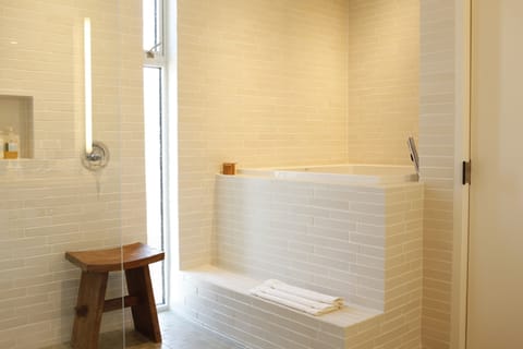 Deep soaking bathtub