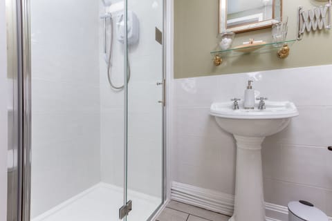 Deluxe Double Room, Ensuite, Garden View (4 Poster Bed) | Bathroom