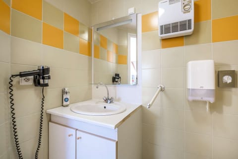 Standard Single Non Smoking | Bathroom | Combined shower/tub, eco-friendly toiletries, hair dryer, towels