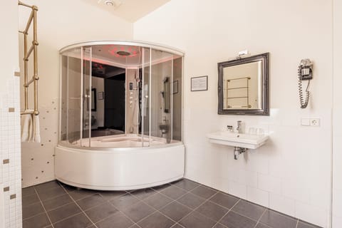 Junior Suite | Jetted tub