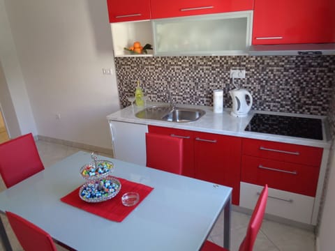 Deluxe Apartment, 2 Bedrooms, Kitchen, Sea View | In-room dining