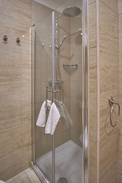 Shower, rainfall showerhead, free toiletries, hair dryer