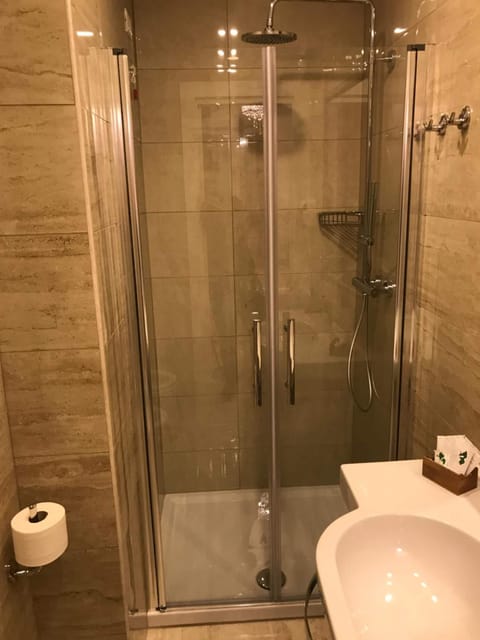 Shower, rainfall showerhead, free toiletries, hair dryer