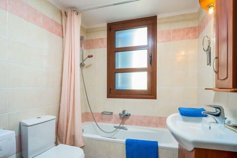 Villa (2 Bedrooms) | Bathroom | Shower, towels, toilet paper